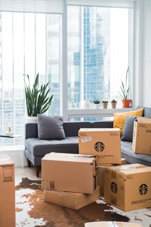 Cartons regroupés dans un intérieur pour organiser le départ